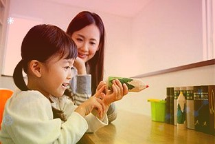 示范基地负责人李伟说森林环绕